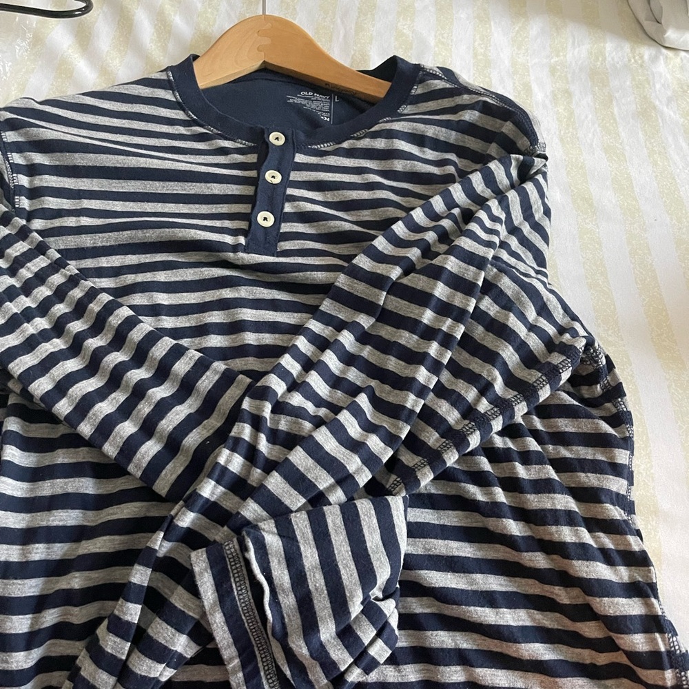 Old Navy Long Sleeves T shirt Color gray and blue
